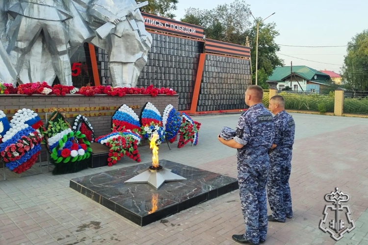 В Новосибирской области ко Дню памяти и скорби сотрудники и военнослужащие Росгвардии приняли участие в памятных акциях