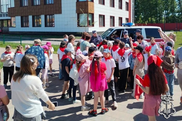 В Новосибирской области сотрудники Росгвардии познакомили подрастающее поколение со своей профессией