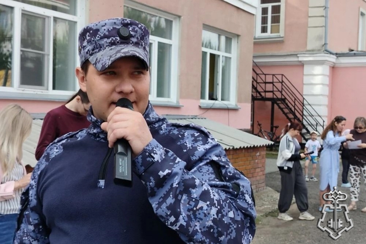 В первый день лета сотрудники Росгвардии провели зарядку со школьниками в Новосибирской области