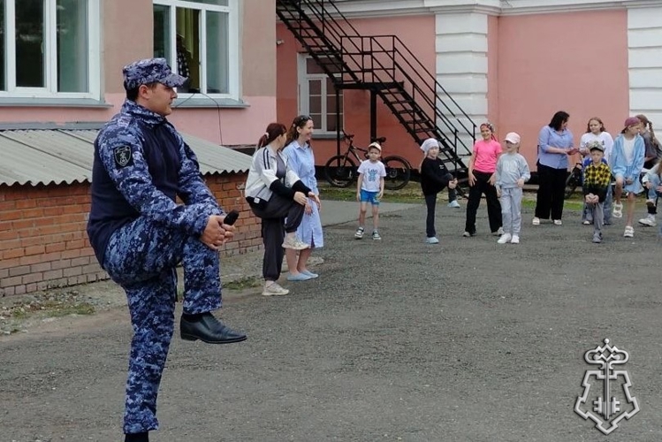 В первый день лета сотрудники Росгвардии провели зарядку со школьниками в Новосибирской области