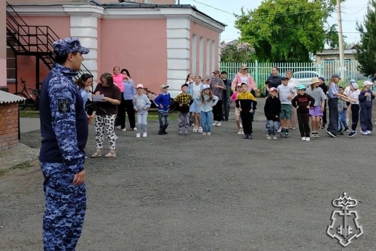 В первый день лета сотрудники Росгвардии провели зарядку со школьниками в Новосибирской области