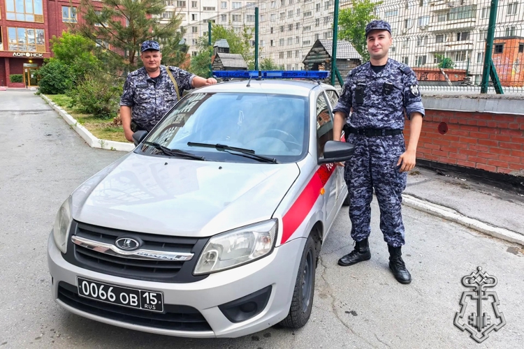Экипаж вневедомственной охраны Росгвардии оказал помощь гражданам на пожаре в жилом доме