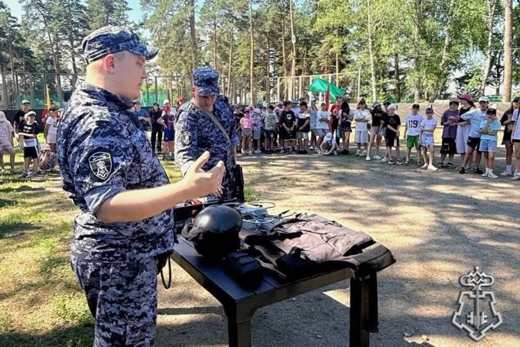 В Новосибирской области росгвардейцы проводят уроки безопасности для несовершеннолетних