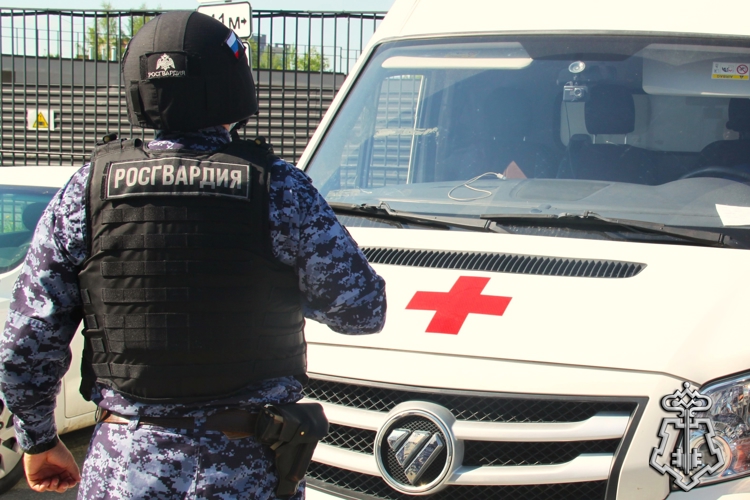  В Новосибирске сотрудники вневедомственной охраны оказали помощь пострадавшему в дорожном происшествии. 