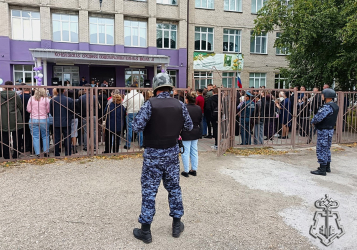 Росгвардия обеспечила безопасность школьных линеек в Новосибирской области