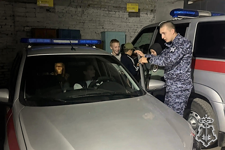 В Черепаново сотрудники вневедомственной охраны Росгвардии провели для школьников день открытых дверей