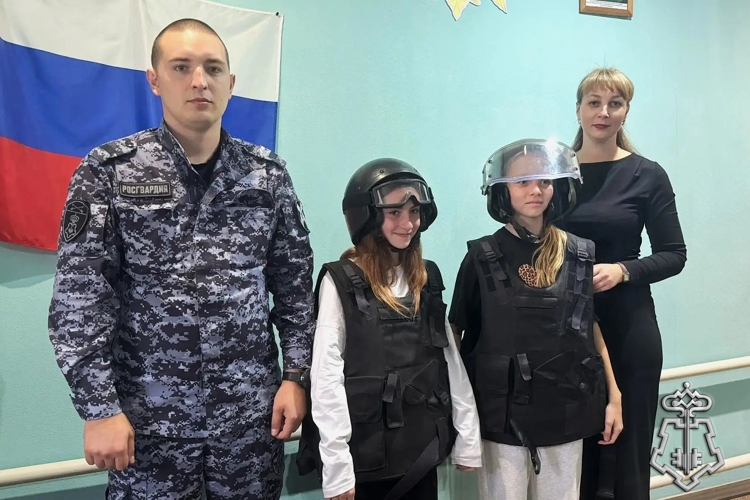 В Черепаново сотрудники вневедомственной охраны Росгвардии провели для школьников день открытых дверей