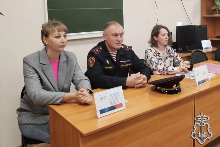 В Черепаново сотрудники вневедомственной охраны Росгвардии провели мероприятие в Центре занятости населения