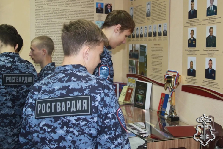 В Новосибирске студенты профильной группы вневедомственной охраны познакомились со спецификой работы ведомства