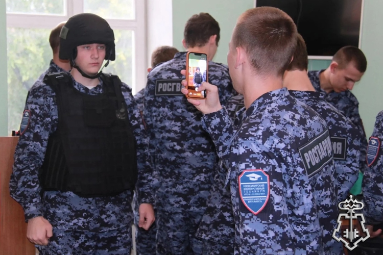 В Новосибирске студенты профильной группы вневедомственной охраны познакомились со спецификой работы ведомства