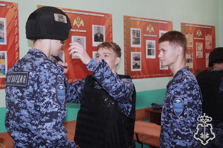 В Новосибирске студенты профильной группы вневедомственной охраны познакомились со спецификой работы ведомства