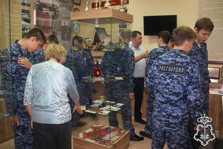 В Новосибирске студенты профильной группы вневедомственной охраны познакомились со спецификой работы ведомства