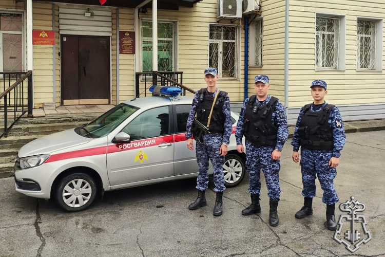 В Новосибирске сотрудники вневедомственной охраны Росгвардии не дали мошенникам похитить у пенсионера миллион рублей