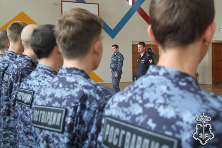 В Новосибирске для студентов профильной группы вневедомственной охраны Росгвардии проведен мастер-класс по физической подготовке