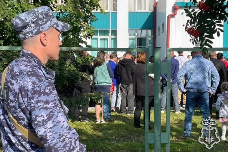 Росгвардия обеспечила безопасность школьных линеек в Новосибирской области