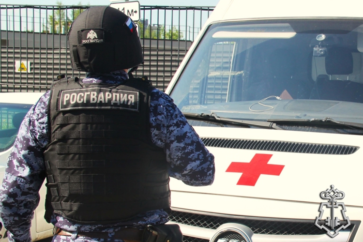 Экипаж вневедомственной охраны Росгвардии оказал помощь пострадавшему самокатчику