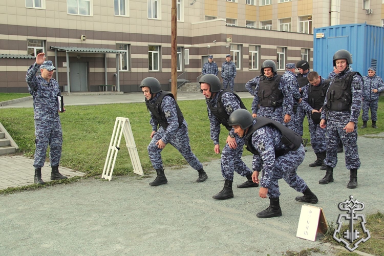 В Новосибирске прошли соревнования по служебному троеборью среди сотрудников вневедомственной охраны Росгвардии