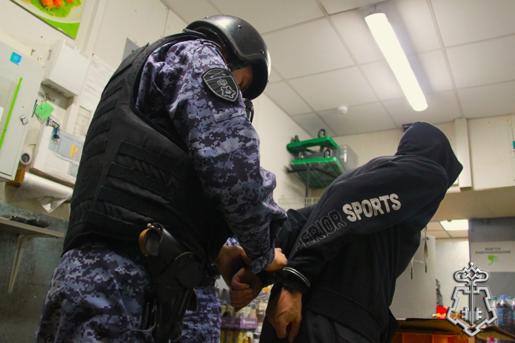 В Новосибирске патруль Росгвардии задержал на охраняемом объекте подозреваемого в серии краж