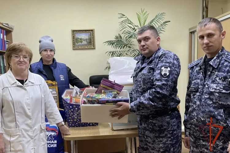 В Новосибирске сотрудники Росгвардии собрали «Коробку храбрости» для маленьких пациентов больницы
