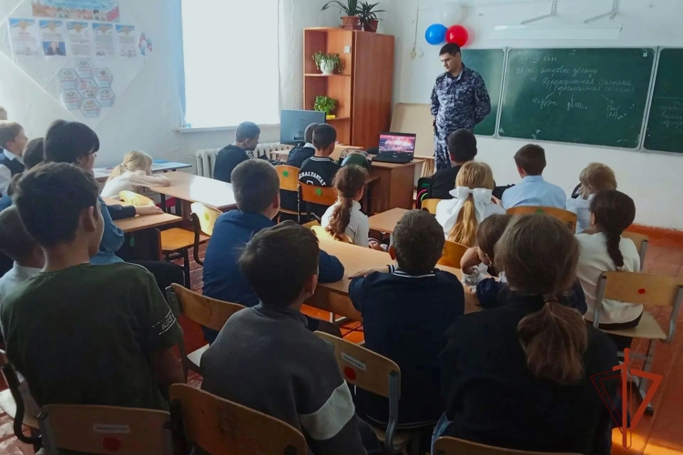В Новосибирской области сотрудники Росгвардии провели для школьников уроки мужества