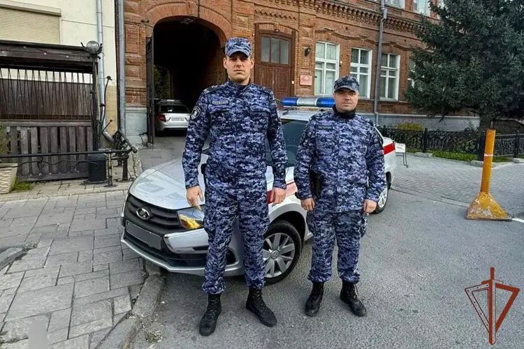 Росгвардейцы пришли на помощь жительнице Новосибирска, которой внезапно стало плохо 