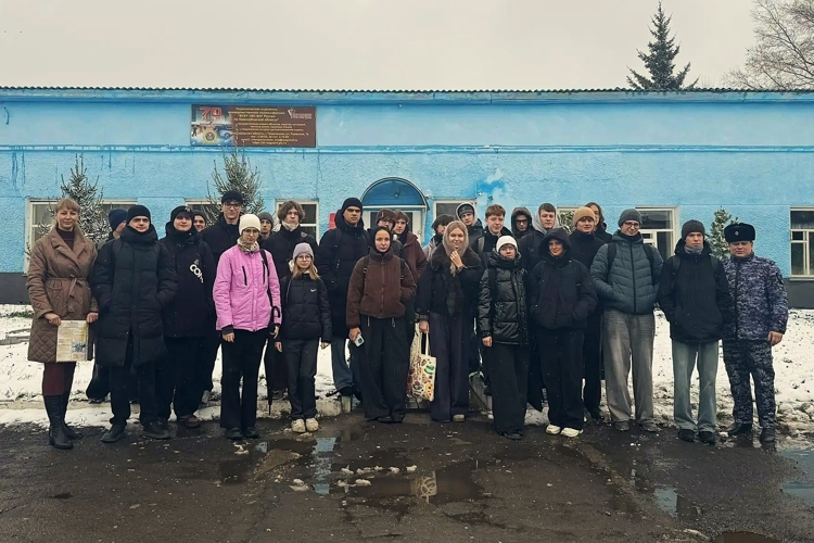 Сотрудники вневедомственной охраны в преддверии профессионального праздника встречаются со школьниками региона