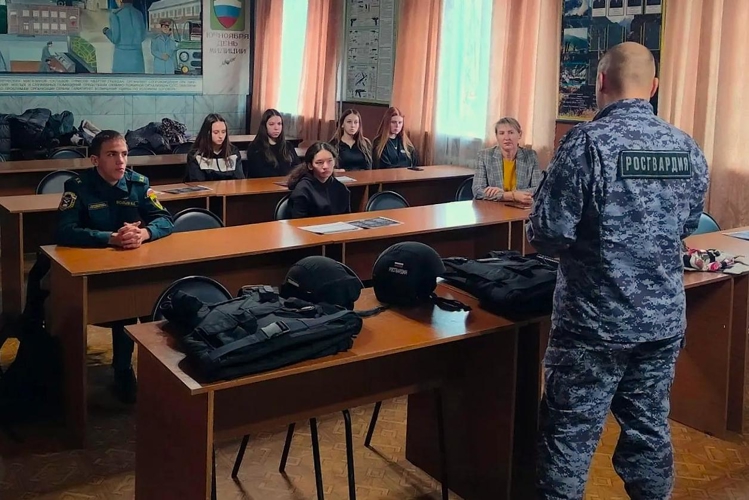 Сотрудники вневедомственной охраны в преддверии профессионального праздника встречаются со школьниками региона