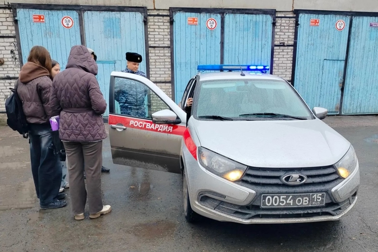 Сотрудники вневедомственной охраны в преддверии профессионального праздника встречаются со школьниками региона