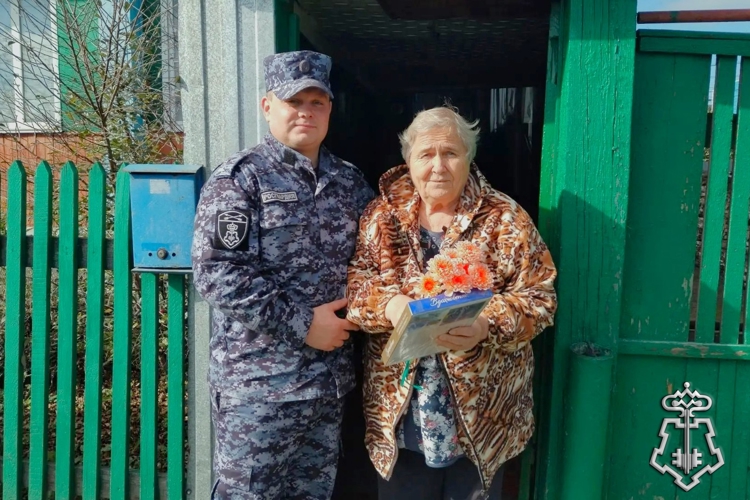 В День пожилого человека сотрудники вневедомственной охраны Росгвардии встретились с представителями старшего поколения