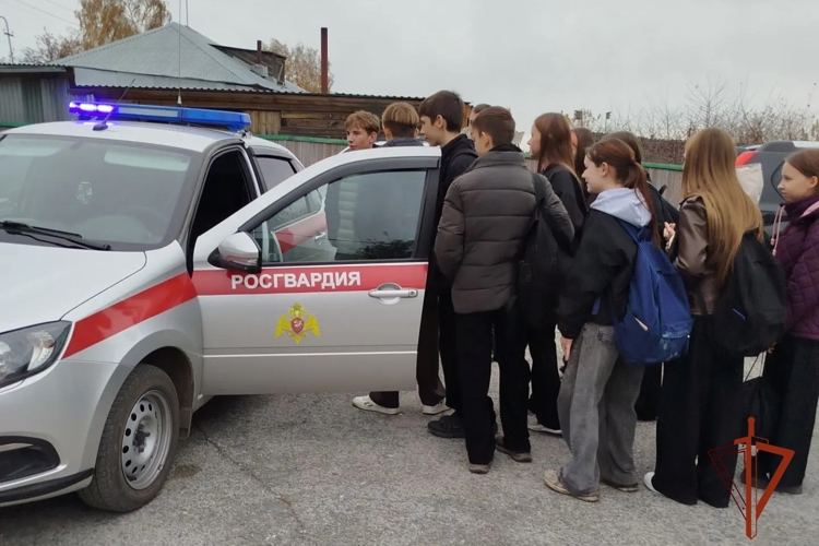 В Новосибирской области сотрудники Росгвардии провели для школьников уроки мужества